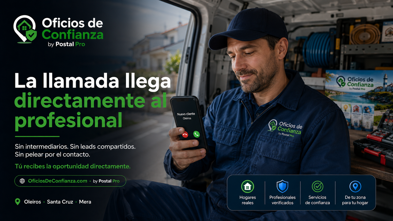 Persona en el salón de su casa hablando por teléfono sonriendo